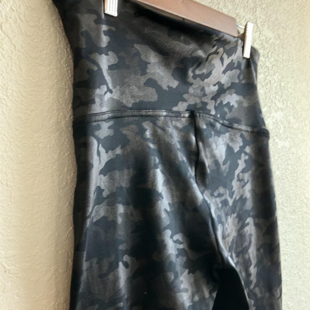 Spanx Black Camo Faux Leather Leggings Tummy Control High Waisted extra Large - Picture 6 of 9